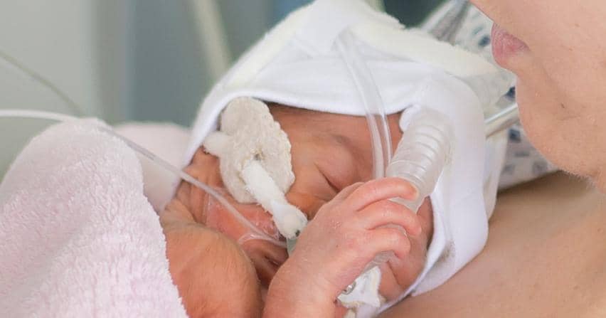 A légzéstámogatásban részesülő újszülöttek mielőbbi kenguru élménye